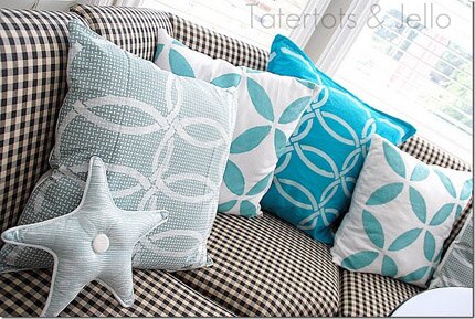 stenciled fabric pillows diy project
